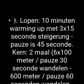 Het horloge toont de notitie van de coach: 10 minuten warming-up, kern 2 maal 6x100 meter.