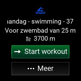 Het horloge toont de zwemtraining van maandag: 3700 meter, voor een bad van 25 meter.